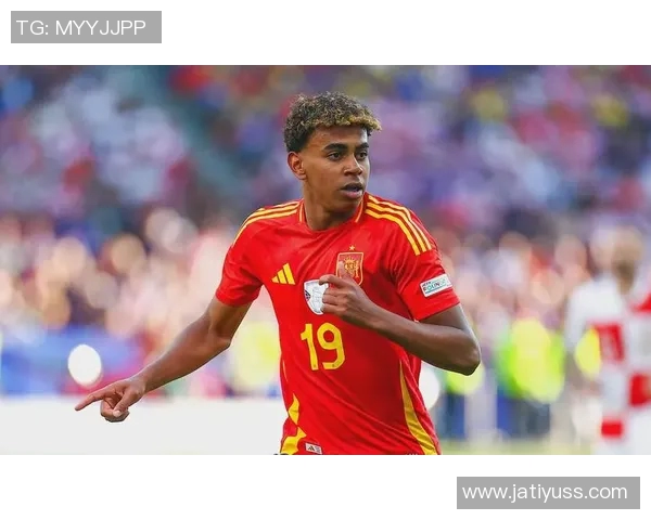 黑人足球明星小钢炮的传奇之路与场上风采揭秘 黑人足球明星小钢炮的传奇之路与场上风采揭秘